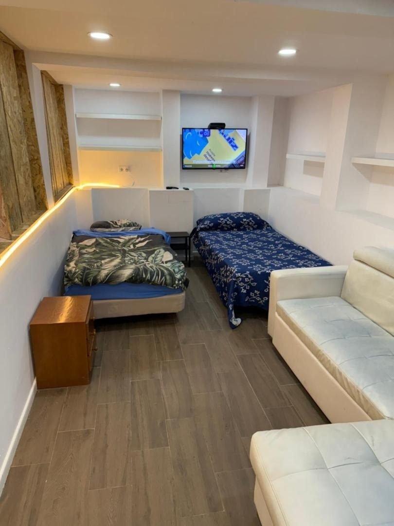 Dormitorio con dos camas individuales