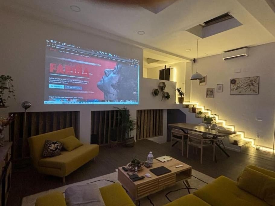 El salón de noche con el proyector encendido