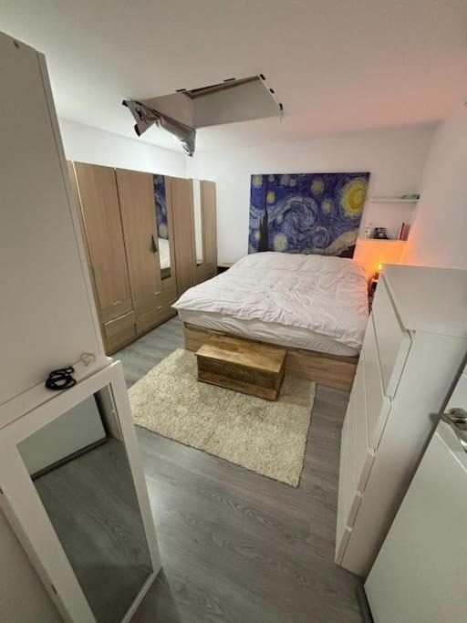 Dormitorio con armarios